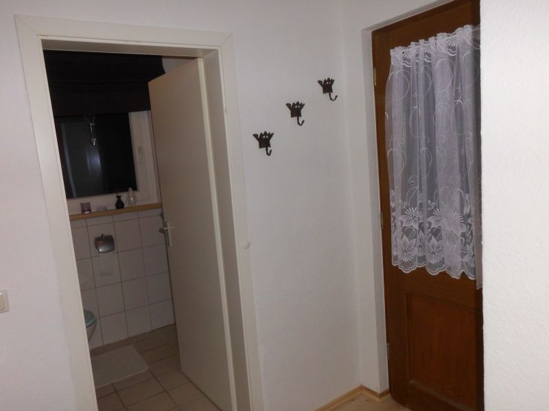 Essen Apartment Heike: Eingang und Tür zum Badezimmer